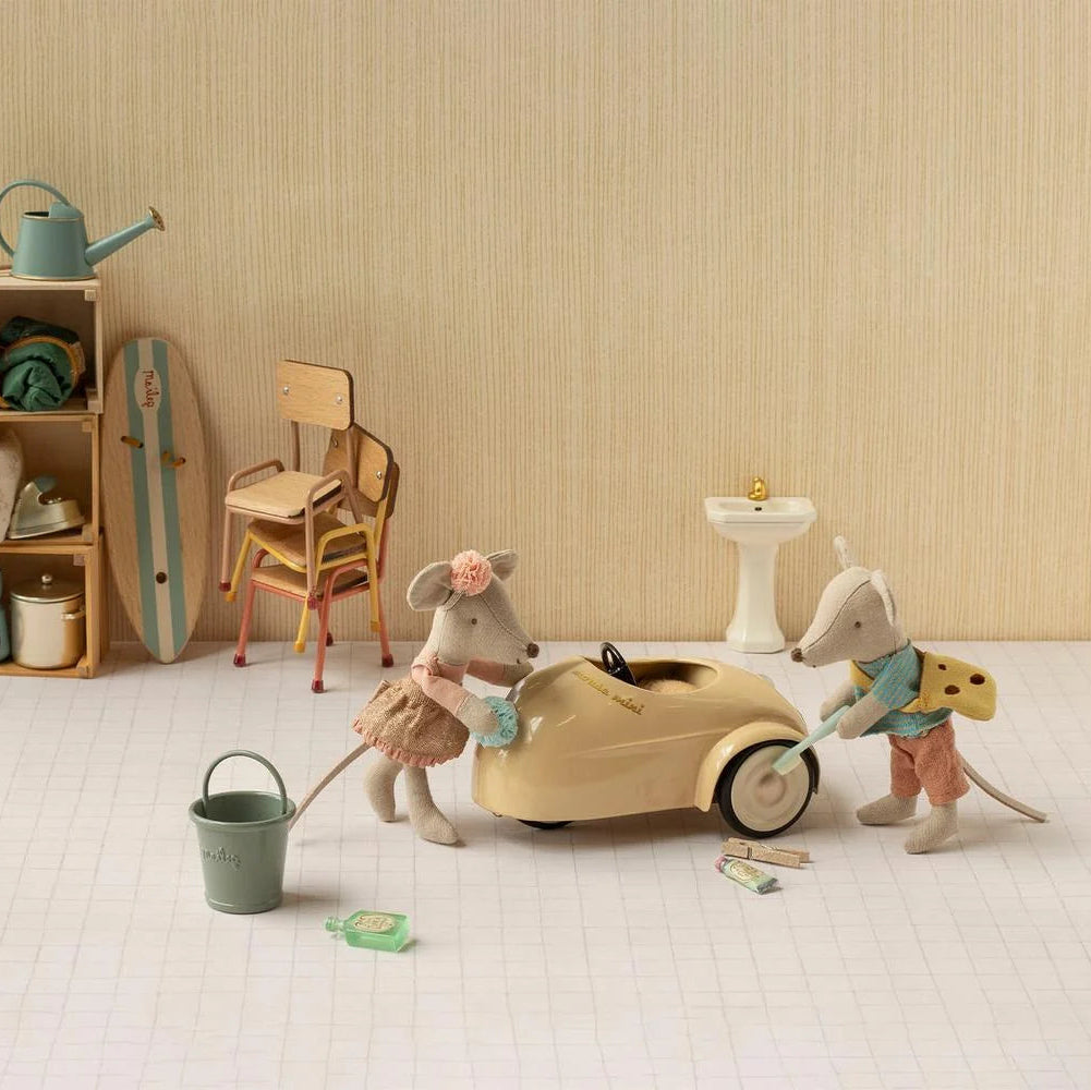 Maileg - Car Mouse Wheat