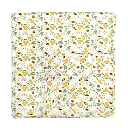 Happy Honey Bees luxury bamboo blanket by Emerson and Friends. This ultra-soft, breathable blanket features an adorable honey bee and honeycomb print, perfect for snuggles. Made from eco-friendly bamboo fabric, it’s gentle on sensitive skin and ideal for year-round comfort.