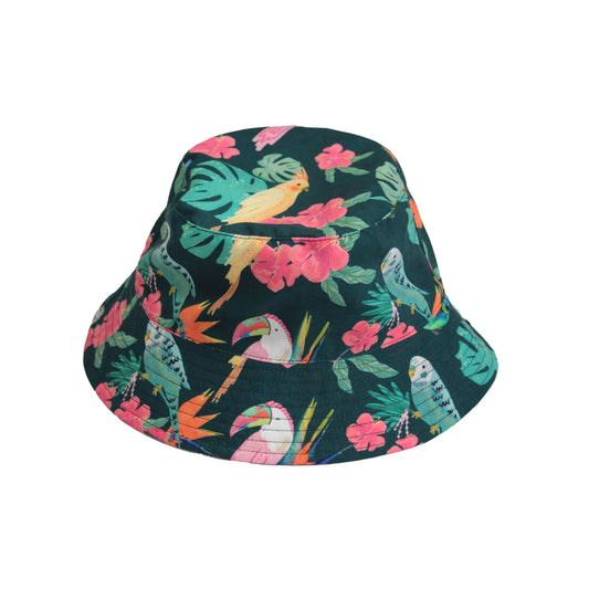 Kids reversible bucket hat in the Isla Botánica print featuring colorful tropical birds and vibrant palm leaves.
