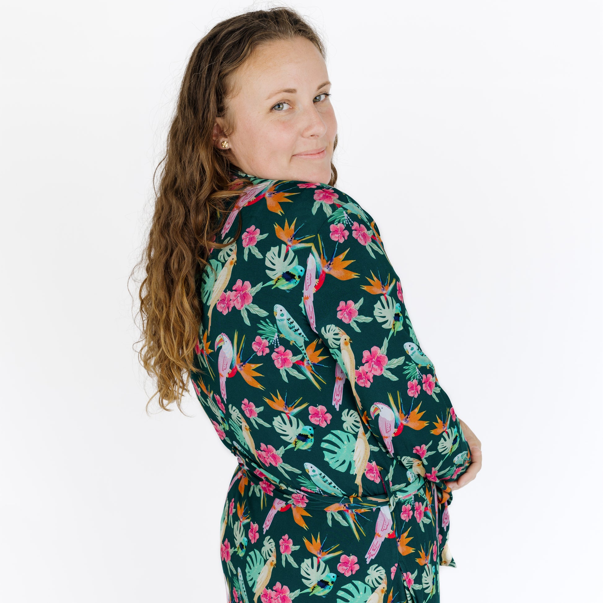 Side view of a woman wearing the Isla Botánica bamboo robe, showing the long sleeves and flattering, comfortable drape.